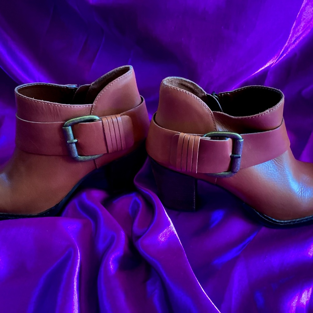 Fair low Steven by Steve Madden Leather Bootie with brass Buckle